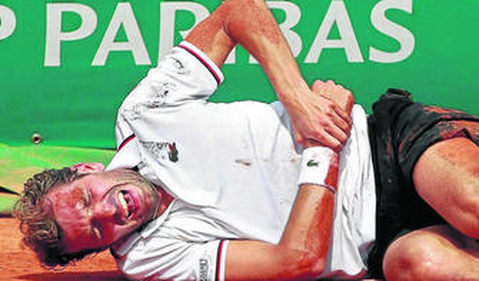 El francés Julien Benneteau se duele en el suelo tras lesionarse en el codo y en el tobillo.