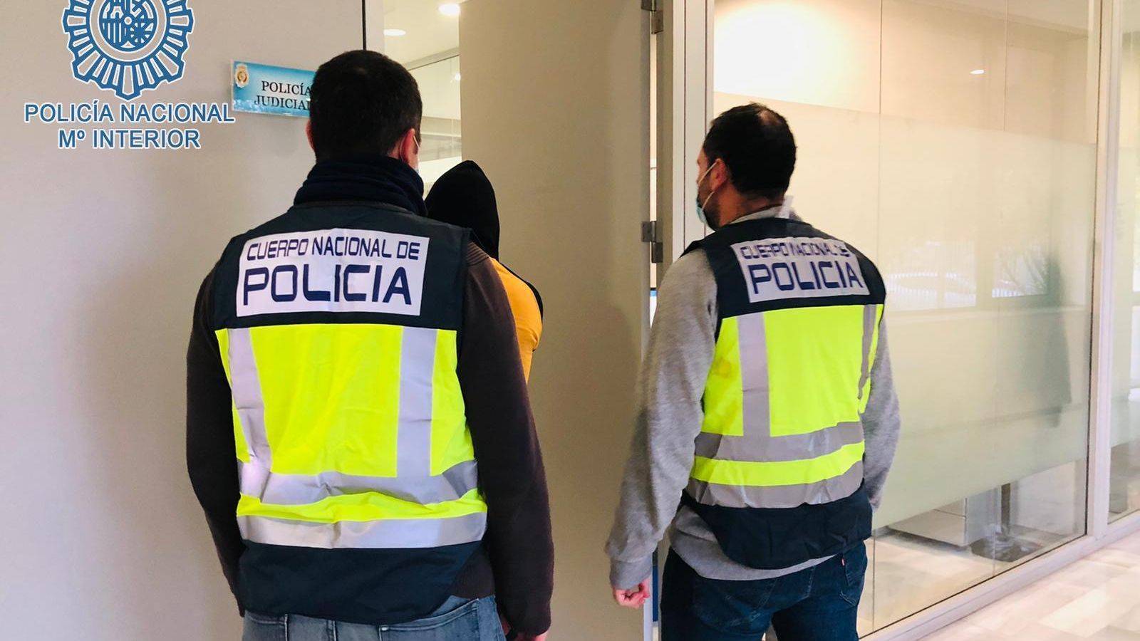 Dos policías nacionales, con uno de los menores detenidos.