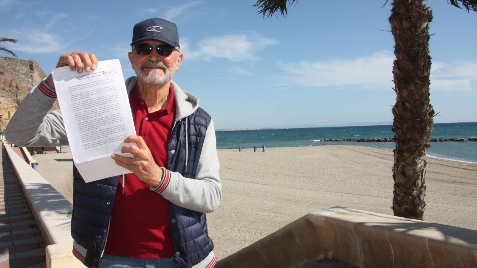 Igor muestra uno de los escritos que ha elevado al Ayuntamiento de Roquetas de Mar.
