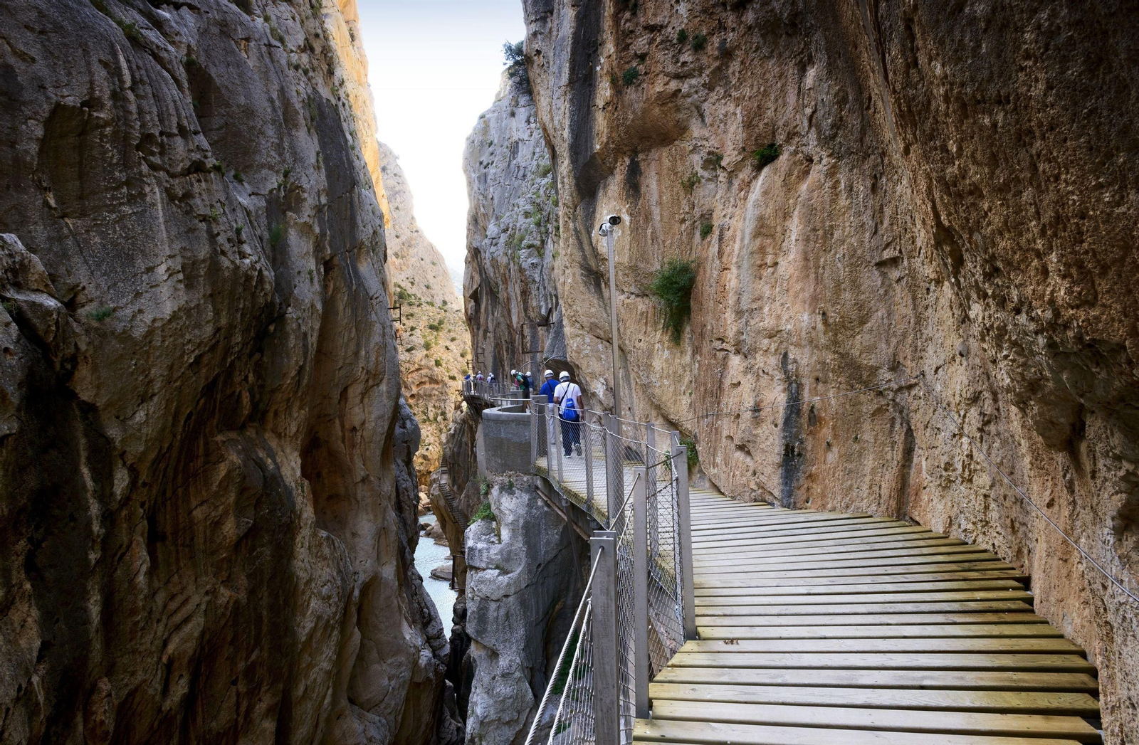 Un grupo realiza la visita del Caminito del Rey. Un grupo realiza la visita del Caminito del Rey.