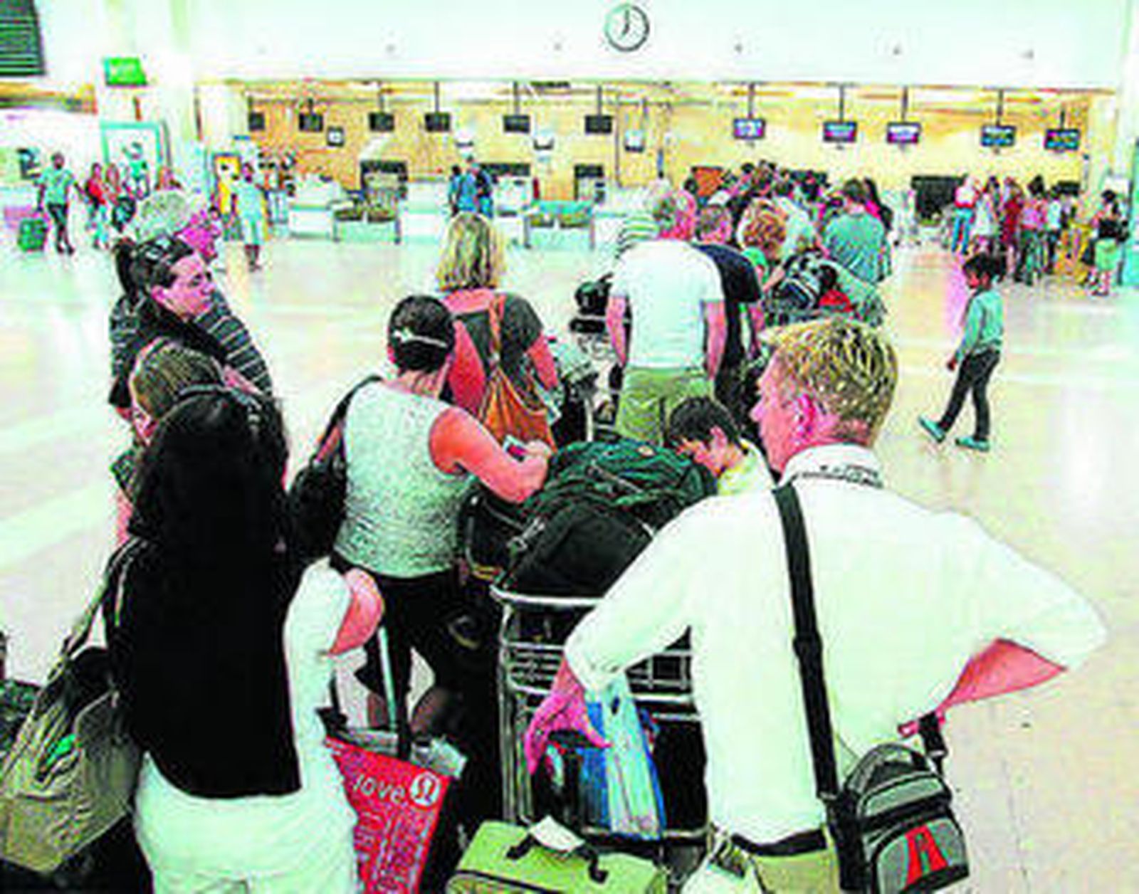 Pasajeros hacen cola en el aeropuerto de Jerez.