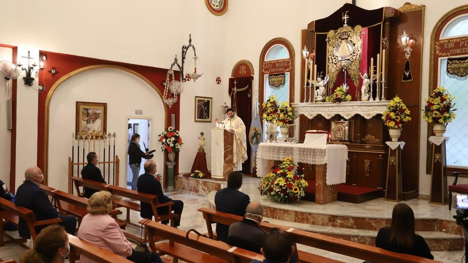 Triduo a la Virgen del Rocío en la capilla de Emigrantes.