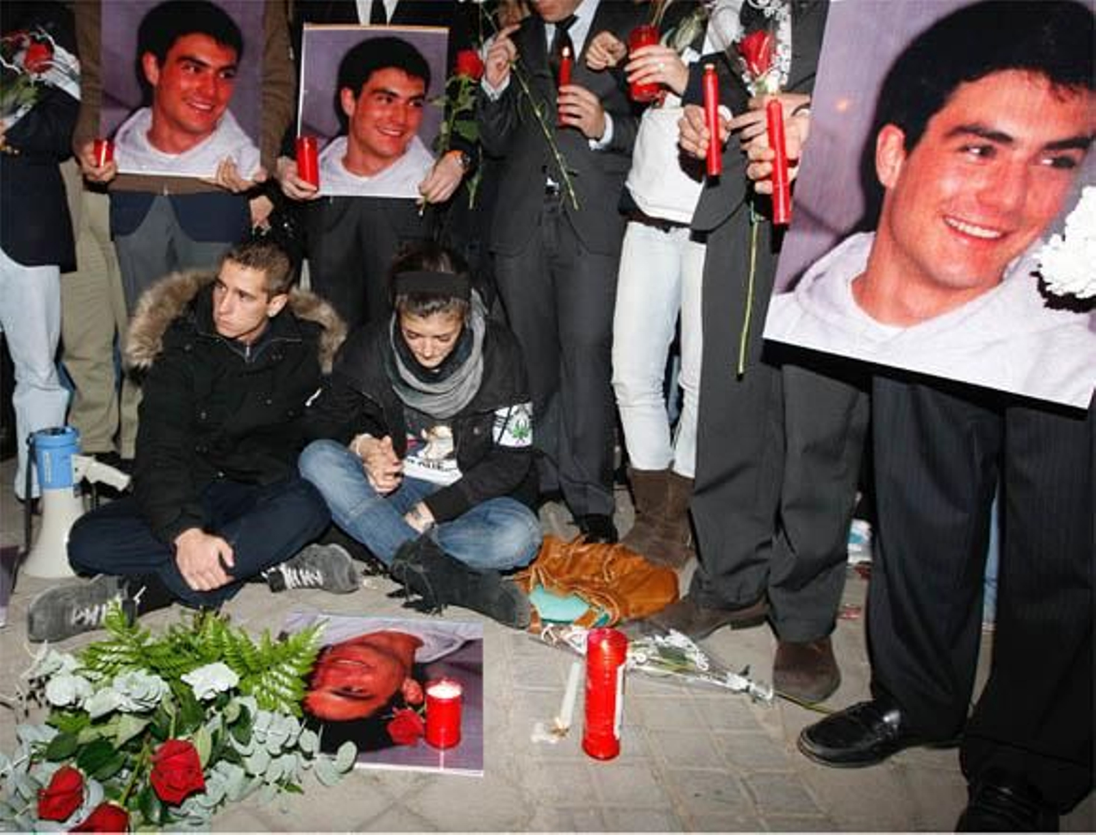 Miles de jóvenes recuerdan a Álvaro Ussía junto a la discoteca donde murió