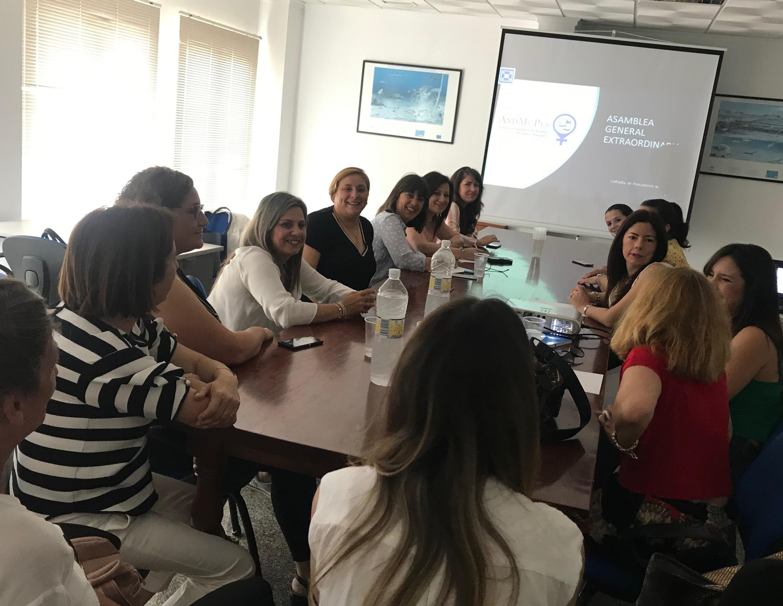 La Cofradía de Pescadores de la Caleta de Vélez acogió la asamblea de la Asociación de Mujeres Pesqueras.