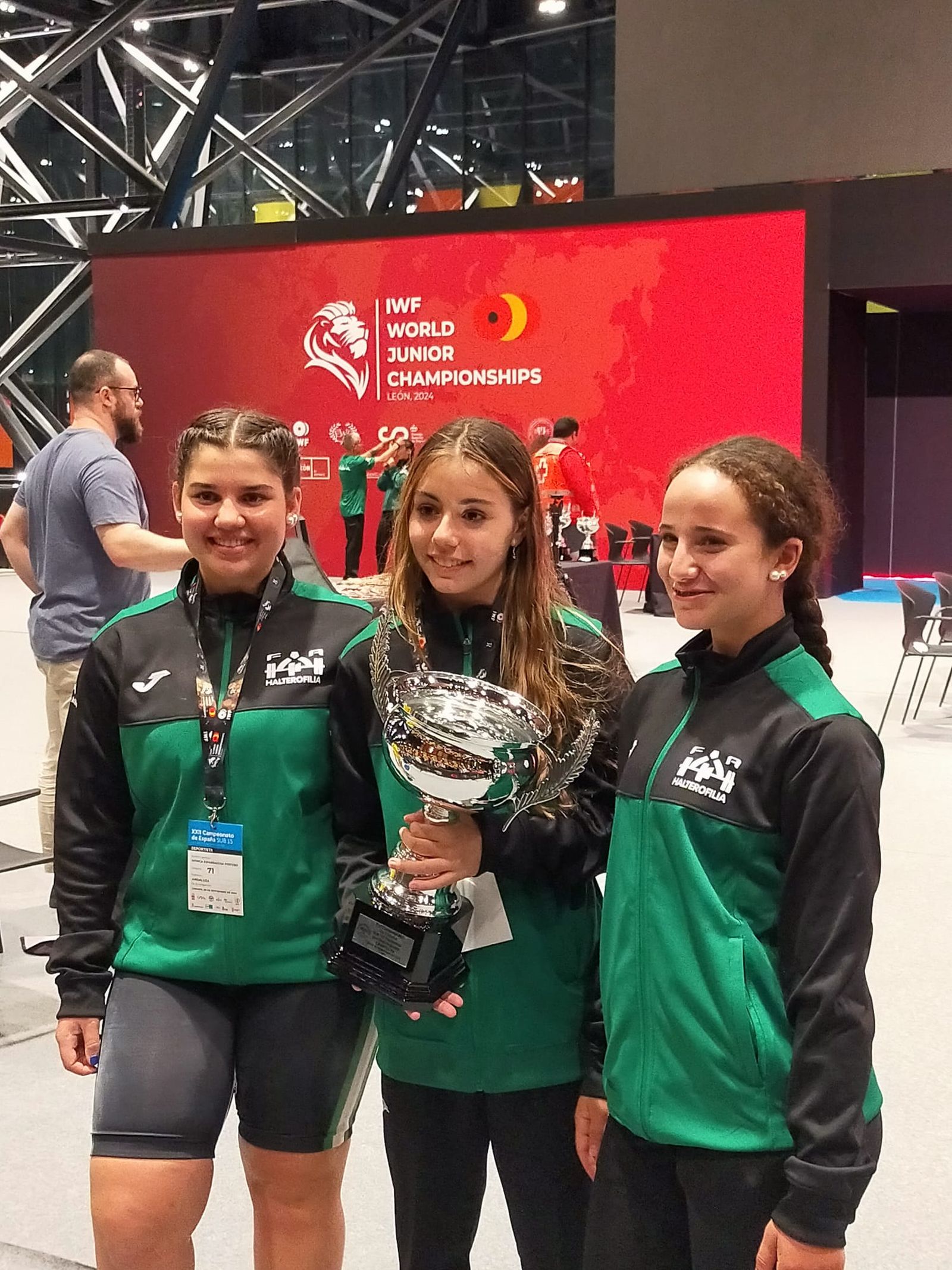 Las tres levantadoras del CHSF con el Trofeo a la Mejor Comunidad Autónoma en la categoría femenina.