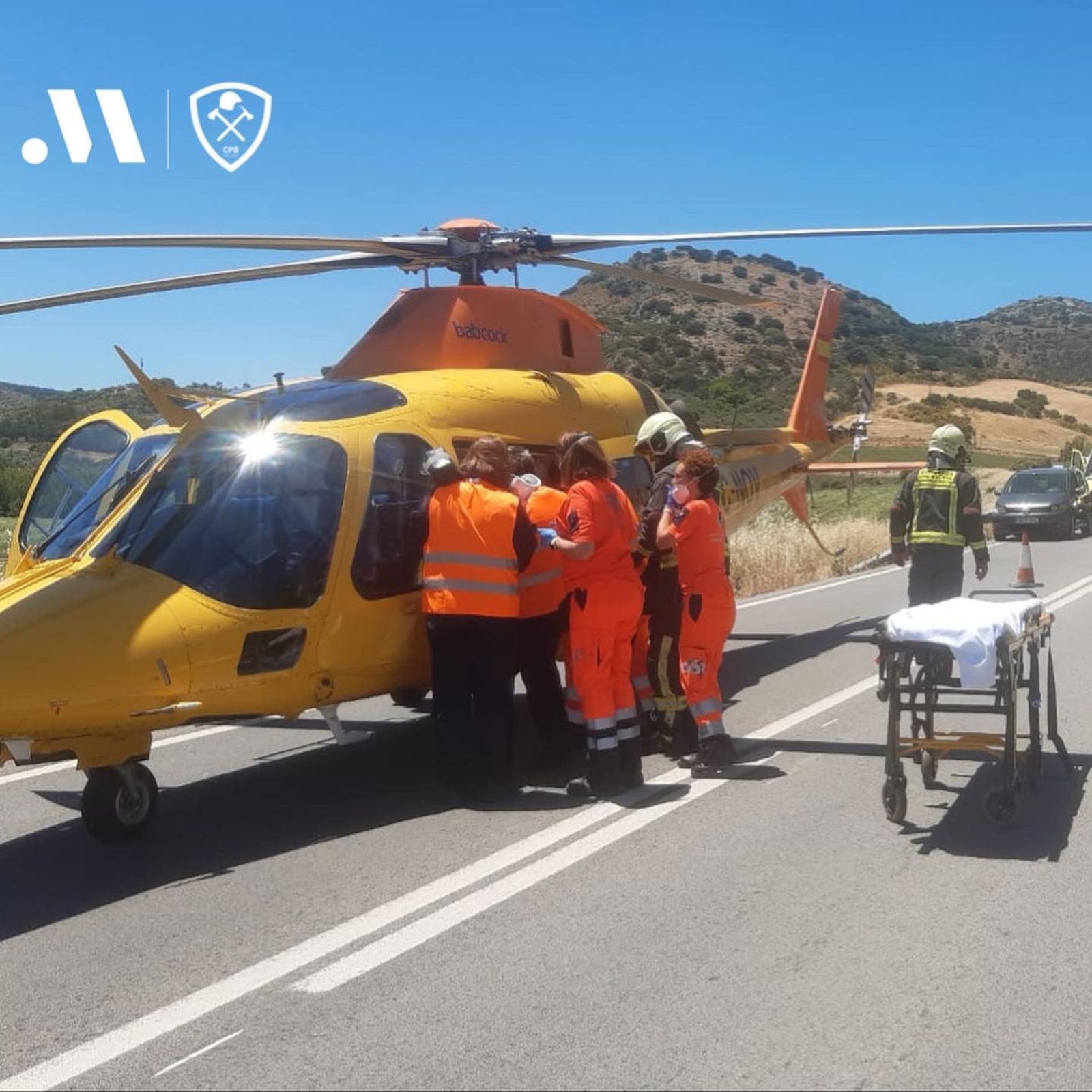 Sanitarios meten a uno de los heridos en un helicóptero para trasladarlo al hospital.