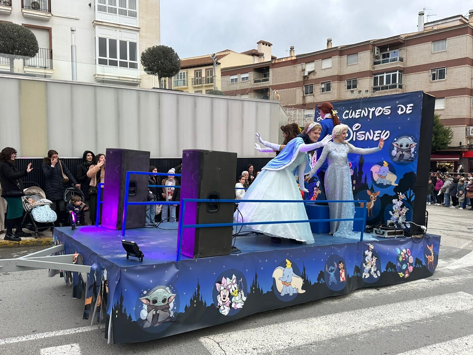 De la Residencia de Mayores a las calles: imágenes del paso de los Reyes Magos por Huércal-Overa