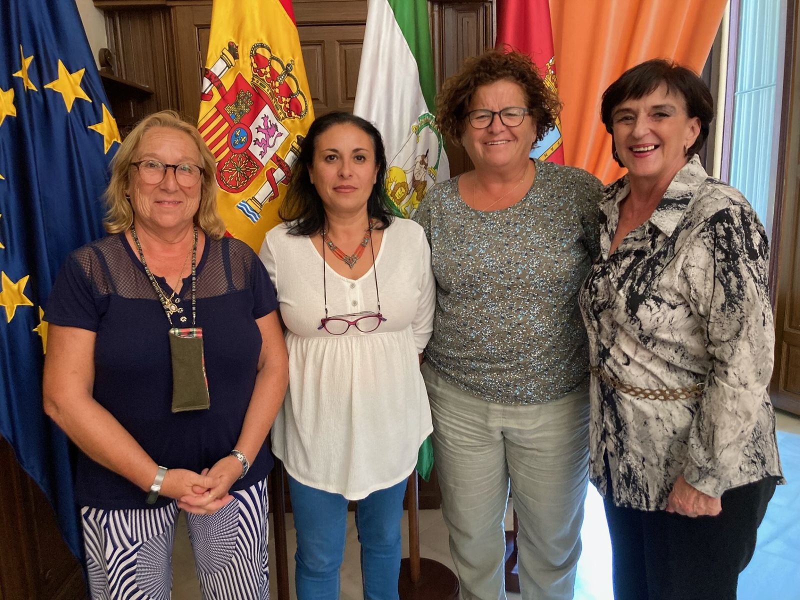 Representantes del Ayuntamiento y de la AECC tras la reunión en el Palacio Municipal.