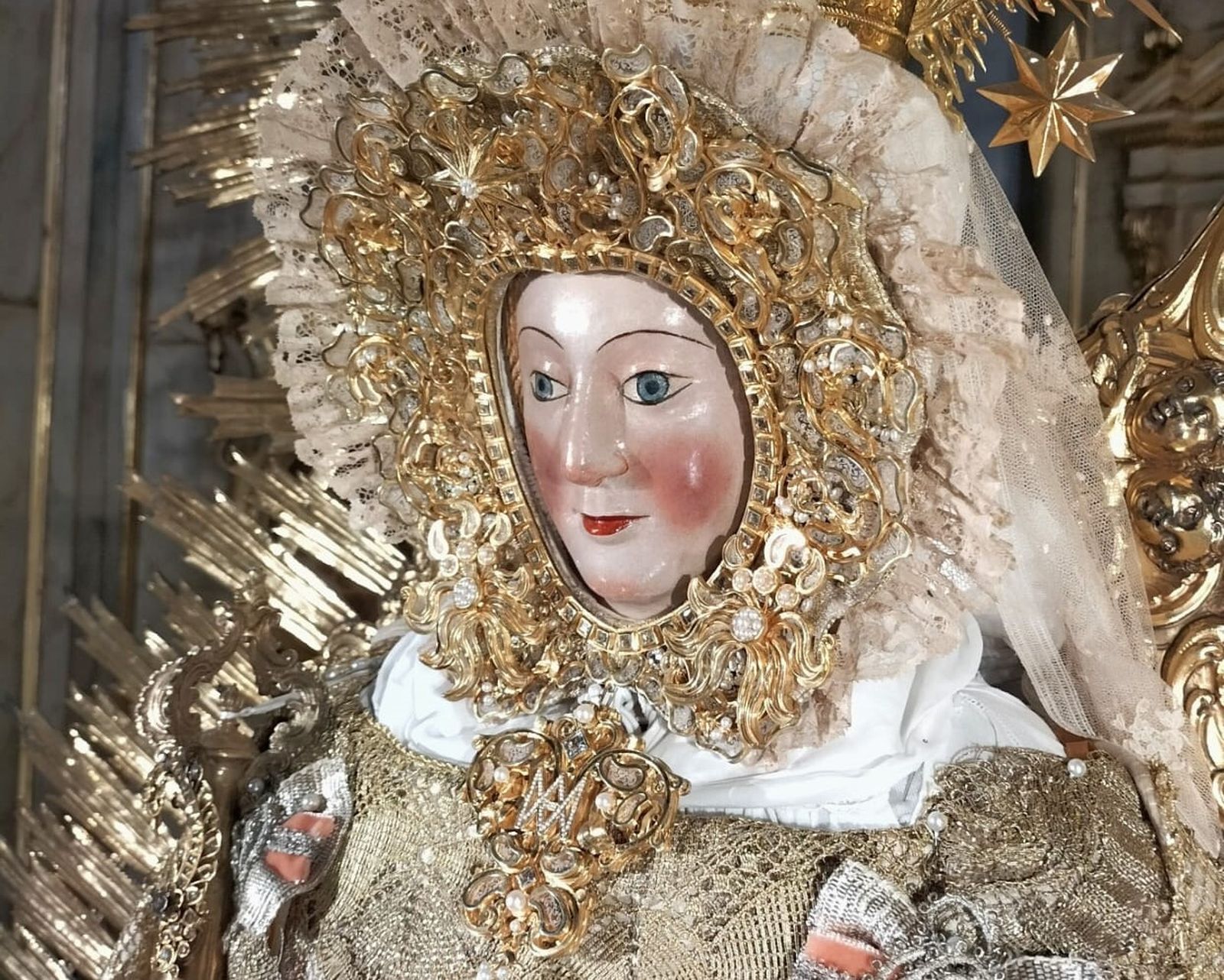 La Virgen de Gracia con su nuevo rostrillo, que incluye cristal.