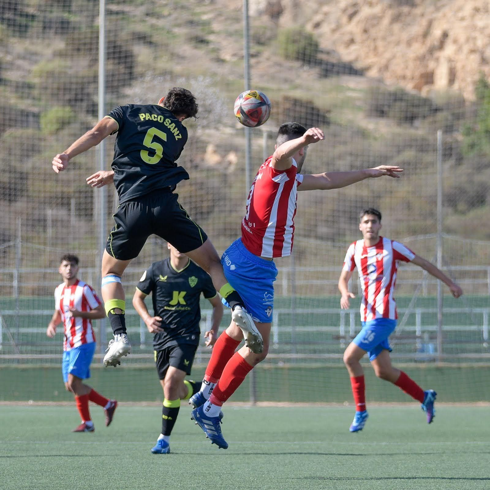 Paco Sanz despeja un balón de cabeza en una pugna con Álvaro de la Rosa. Paco Sanz despeja un balón de cabeza en una pugna con Álvaro de la Rosa.