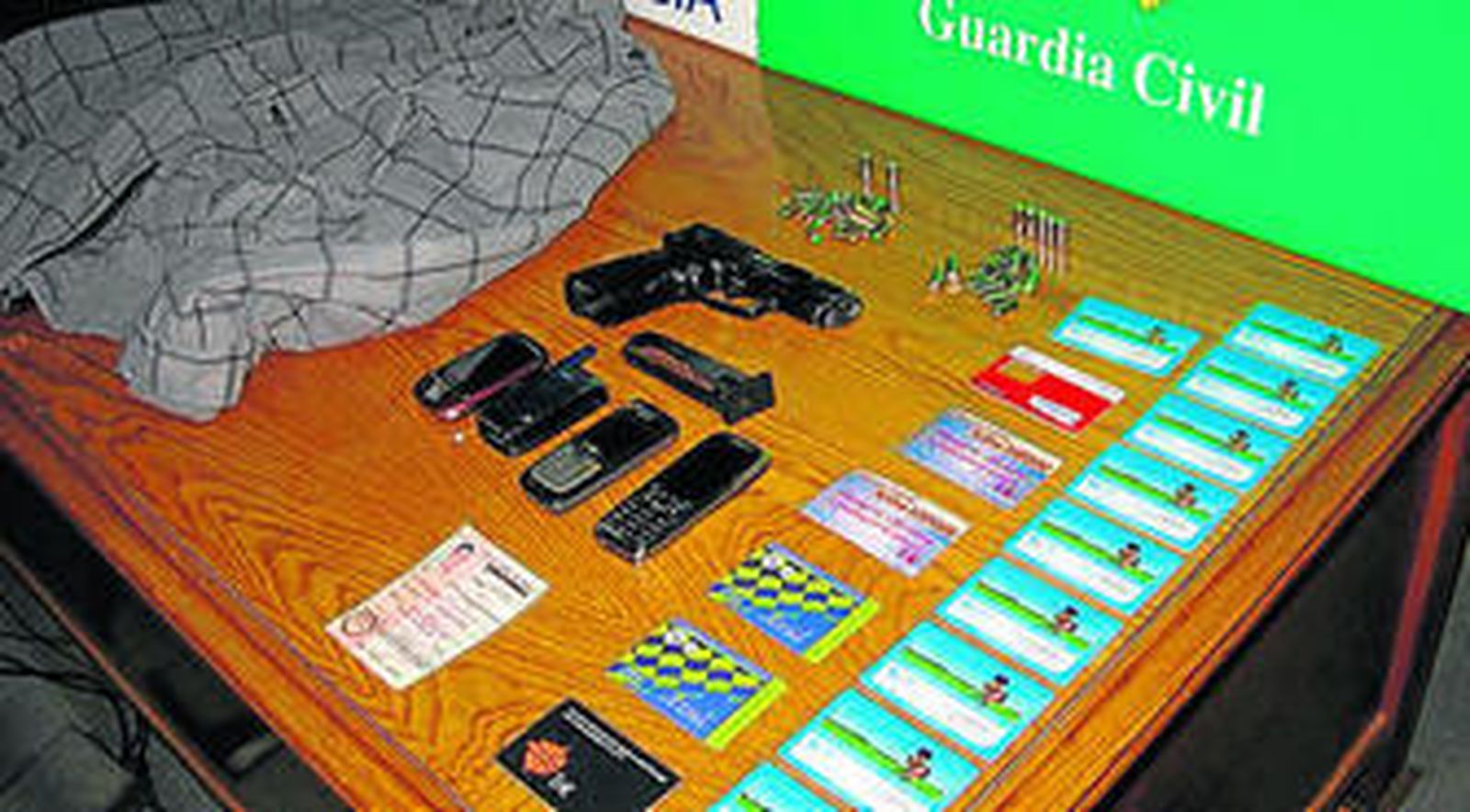 Armas, teléfonos y documentación intervenida al detenido.