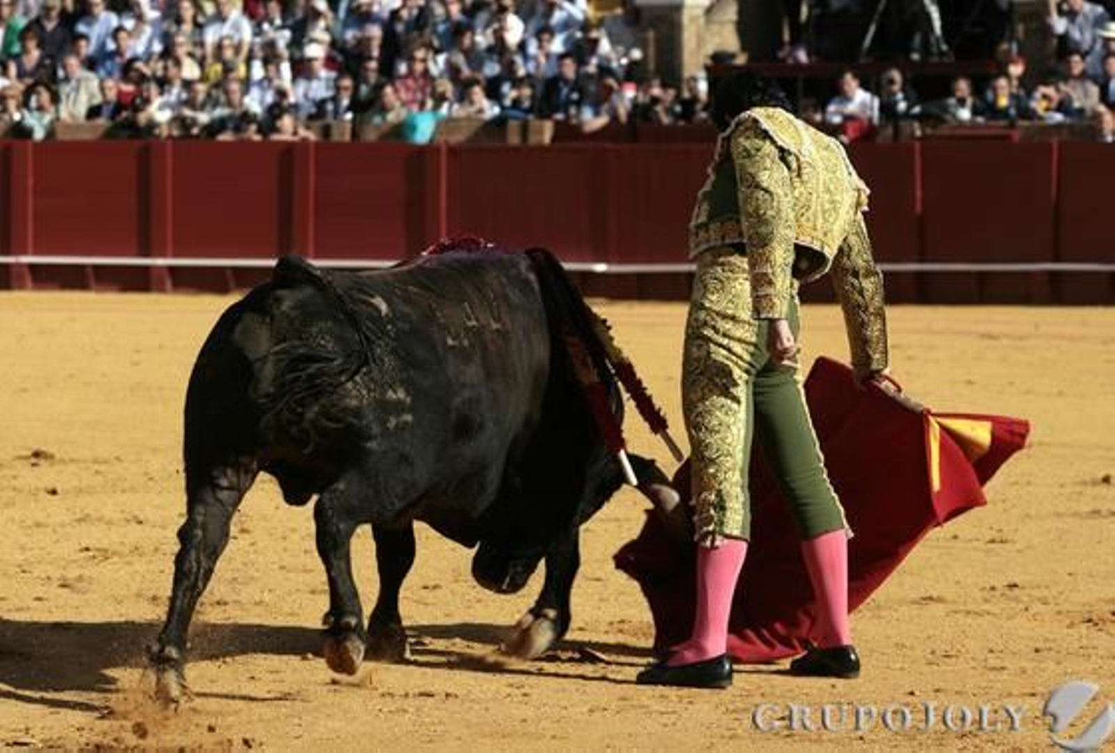 Juan Mora toreando el primer toro de la tarde.

Foto: Juan Carlos Munoz