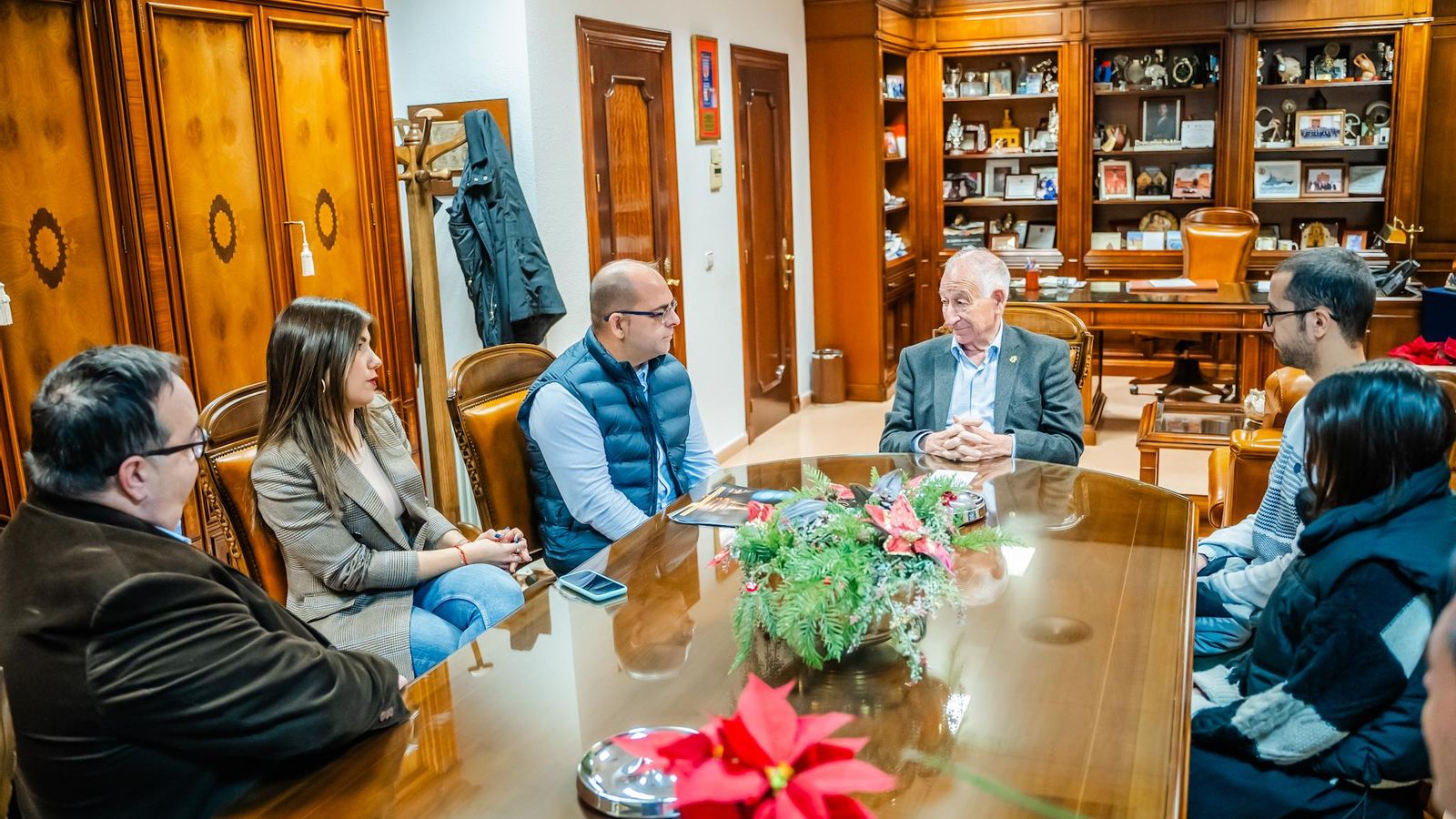 Las autoridades conversando sobre el torneo de ajedrez en el Ayuntamiento de Roquetas de Mar.