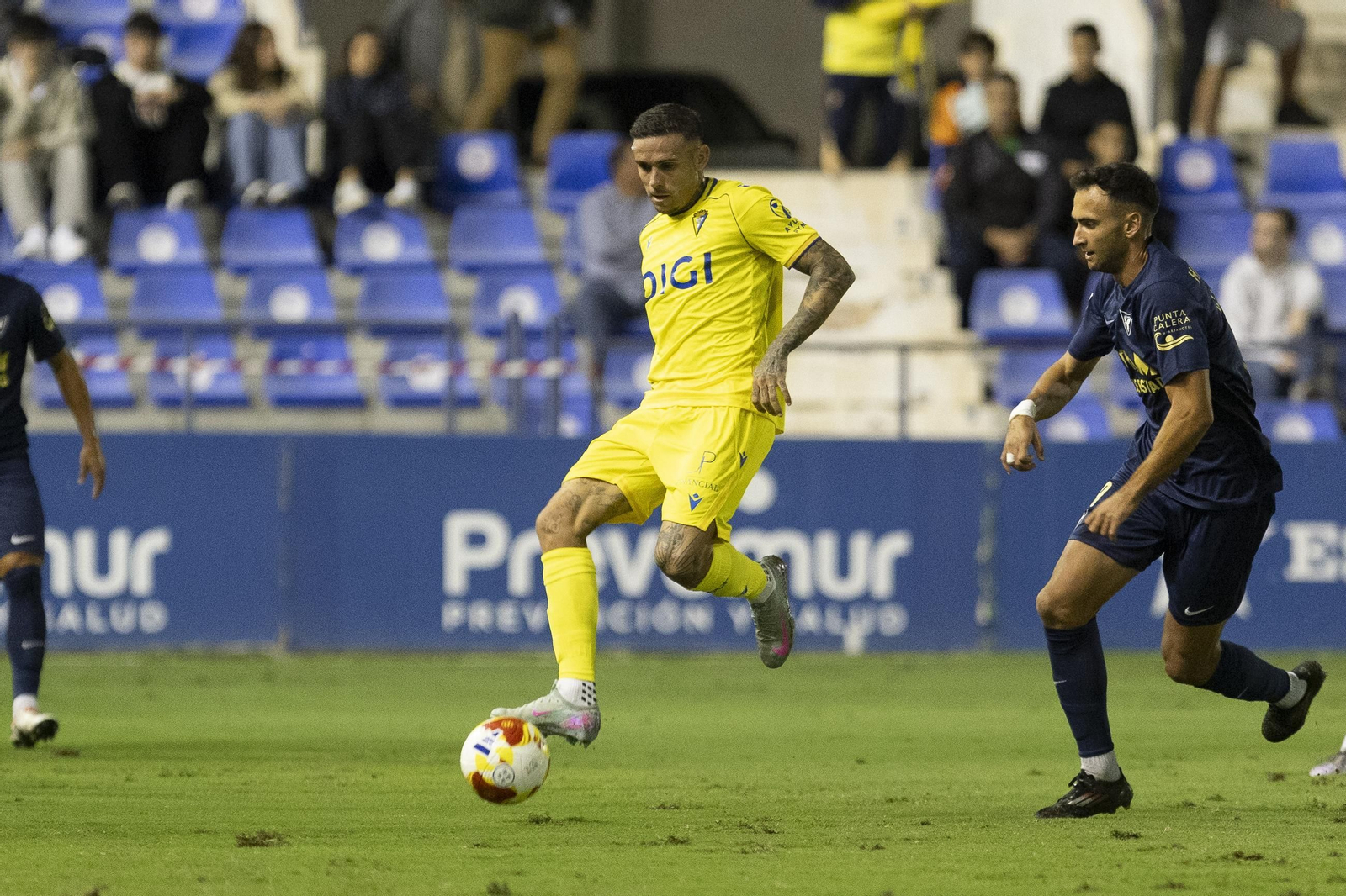 Roger Martí con el balón en el partido contra el UCAM. Roger Martí con el balón en el partido contra el UCAM.