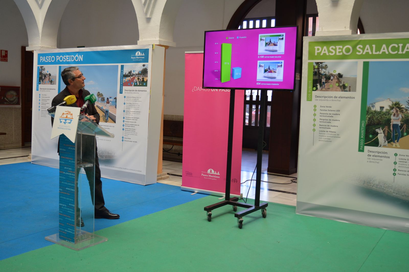 El alcalde de Rincón de la Victoria presenta los resultados de las votaciones para el paseo marítimo de Torre de Benagalbón.
