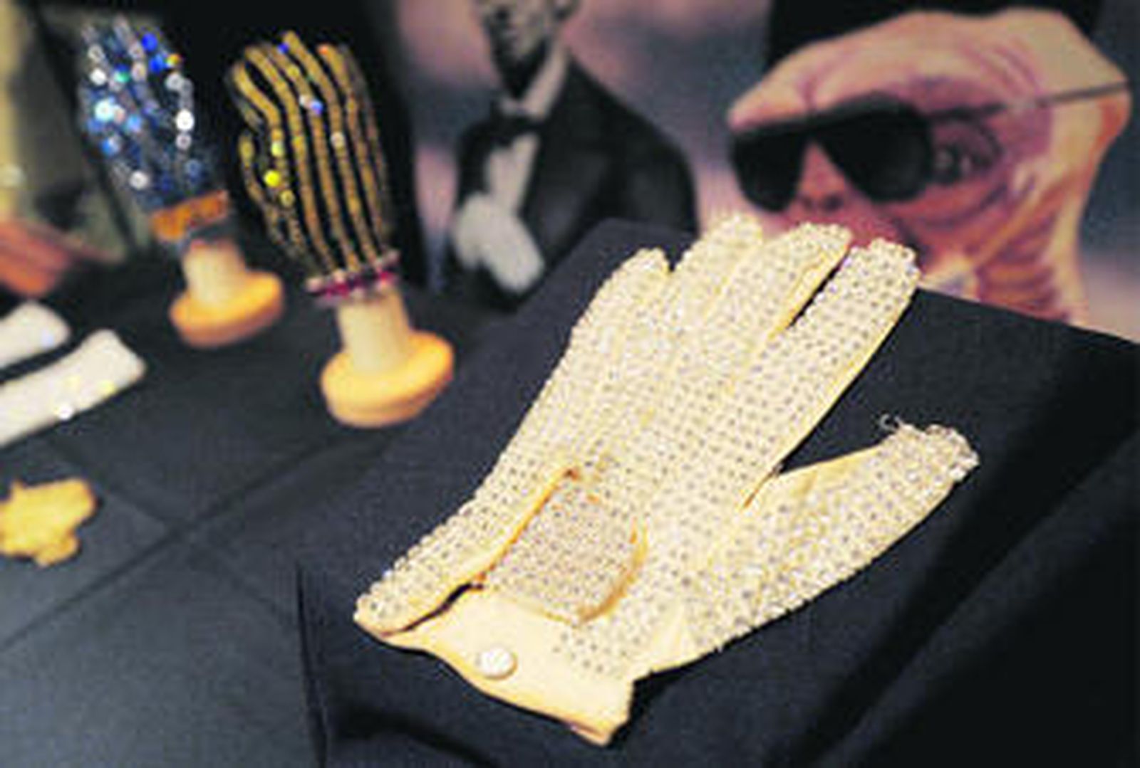 Un guante de Michael Jackson alcanza el precio de 350.000 dólares en una subasta