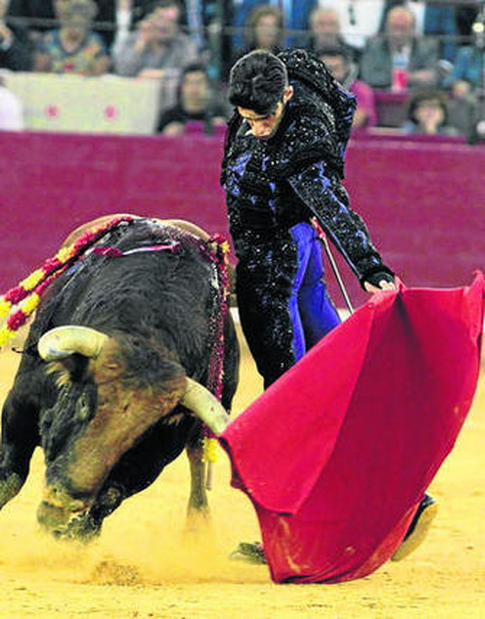 Talavante, en un natural a su primer toro, al que cortó las dos orejas.