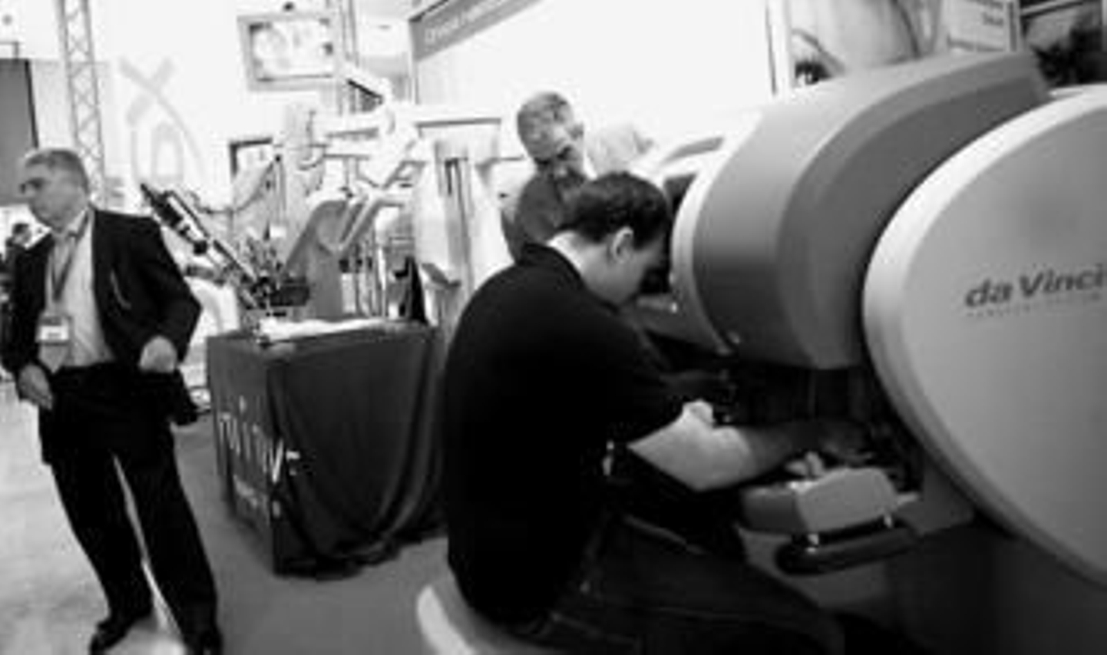 Cirujanos cardiacos participantes en el congreso prueban el robot Da Vinci.