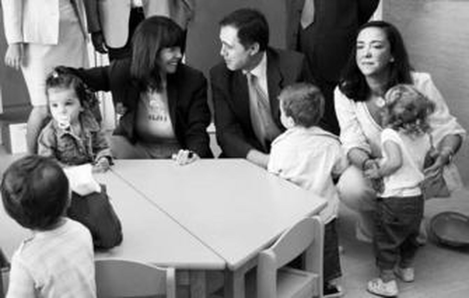 El rector, la consejera de Igualdad y Ana Díaz, directora de la guardería, con niños de una de las nueve aulas.