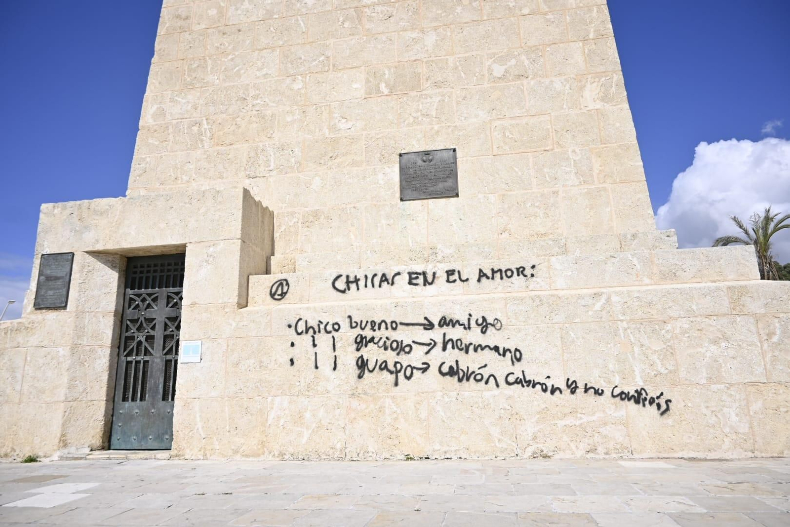 Pintan con grafiti el Monumento a Colón en Huelva: imágenes del acto vandálico