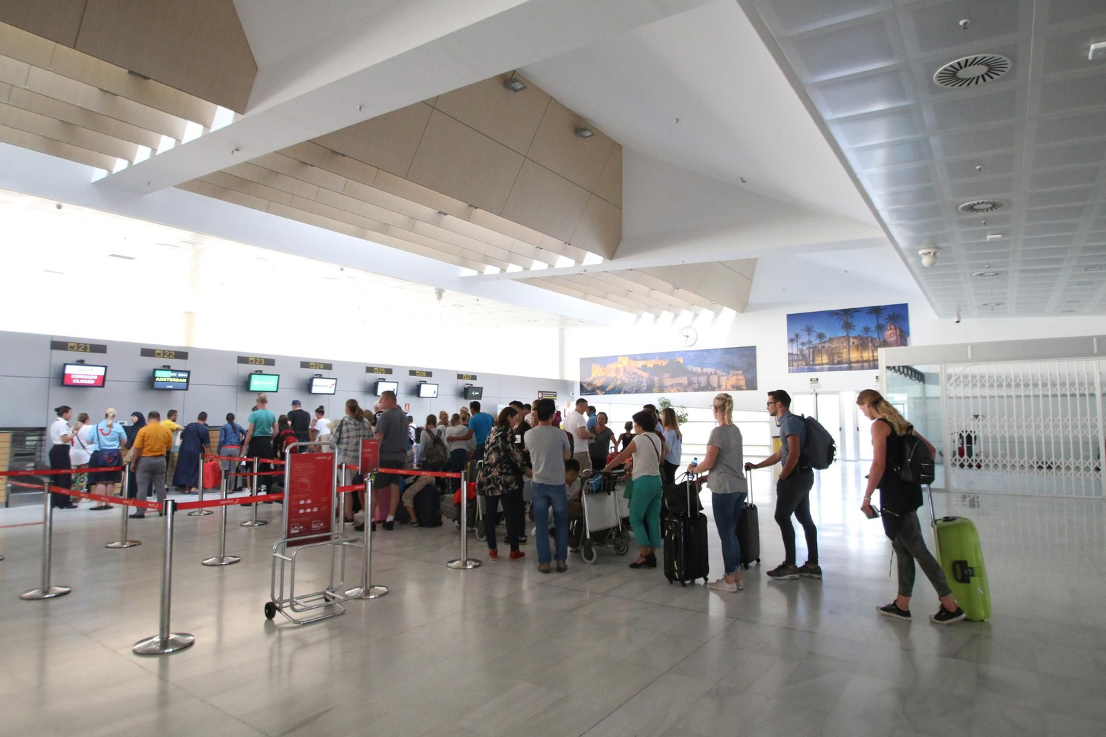 Ciudadanos almerienses se concentran en el aeropuerto de la capital almeriense. Ciudadanos almerienses se concentran en el aeropuerto de la capital almeriense.