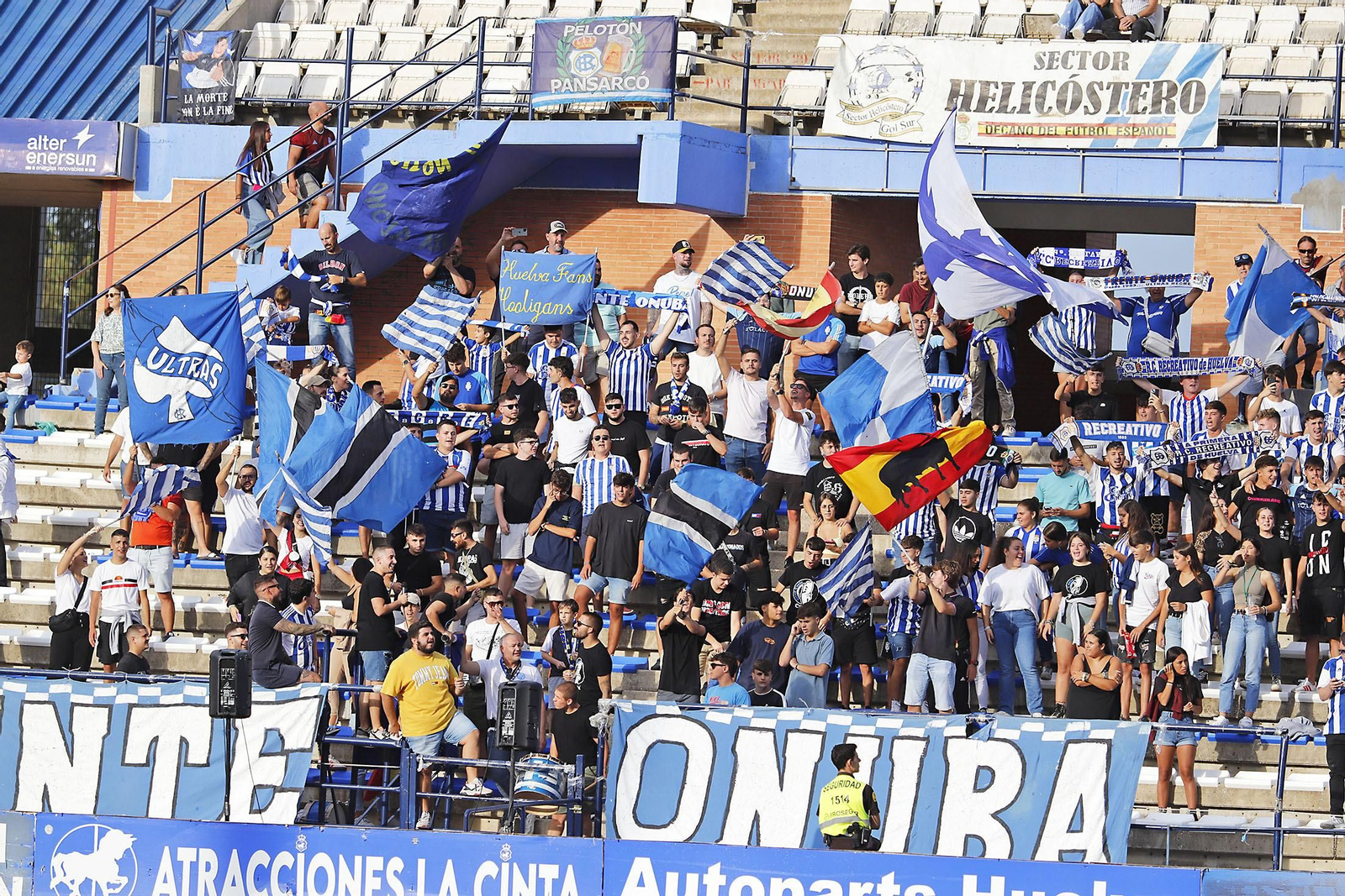 Imágenes del ambiente en el Recreativo de Huelva y Antequera CF