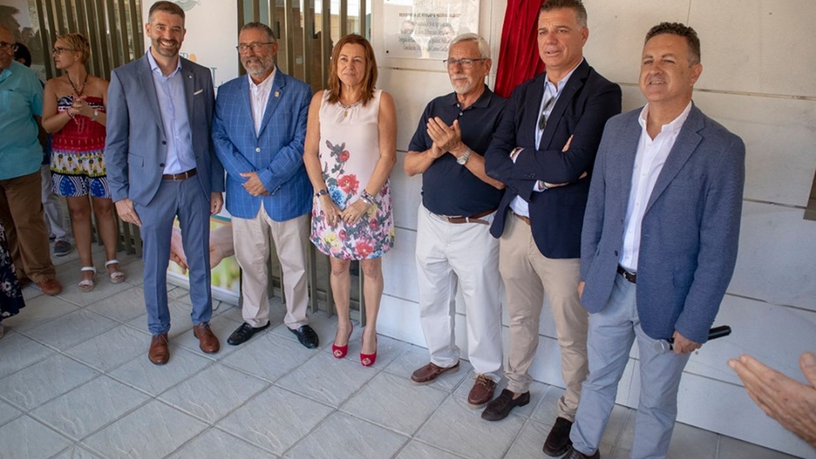 Autoridades y responsables de la residencia durante la inauguración.