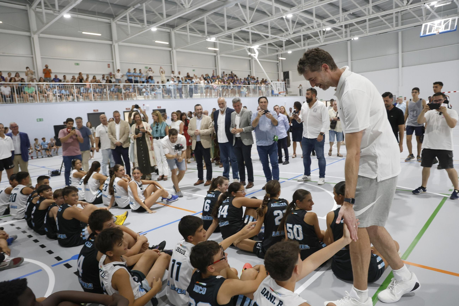 fotos de la inauguración con Pau Gasol del nuevo pabellón deportivo de Punto Ribot en La Línea