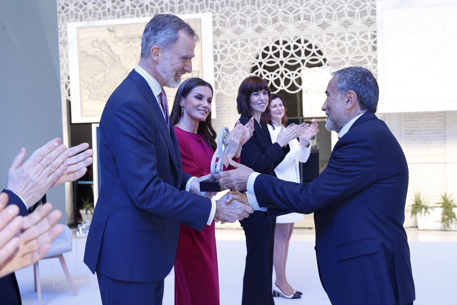 Antonio Ros recoge el premio de manos de Felipe VI.