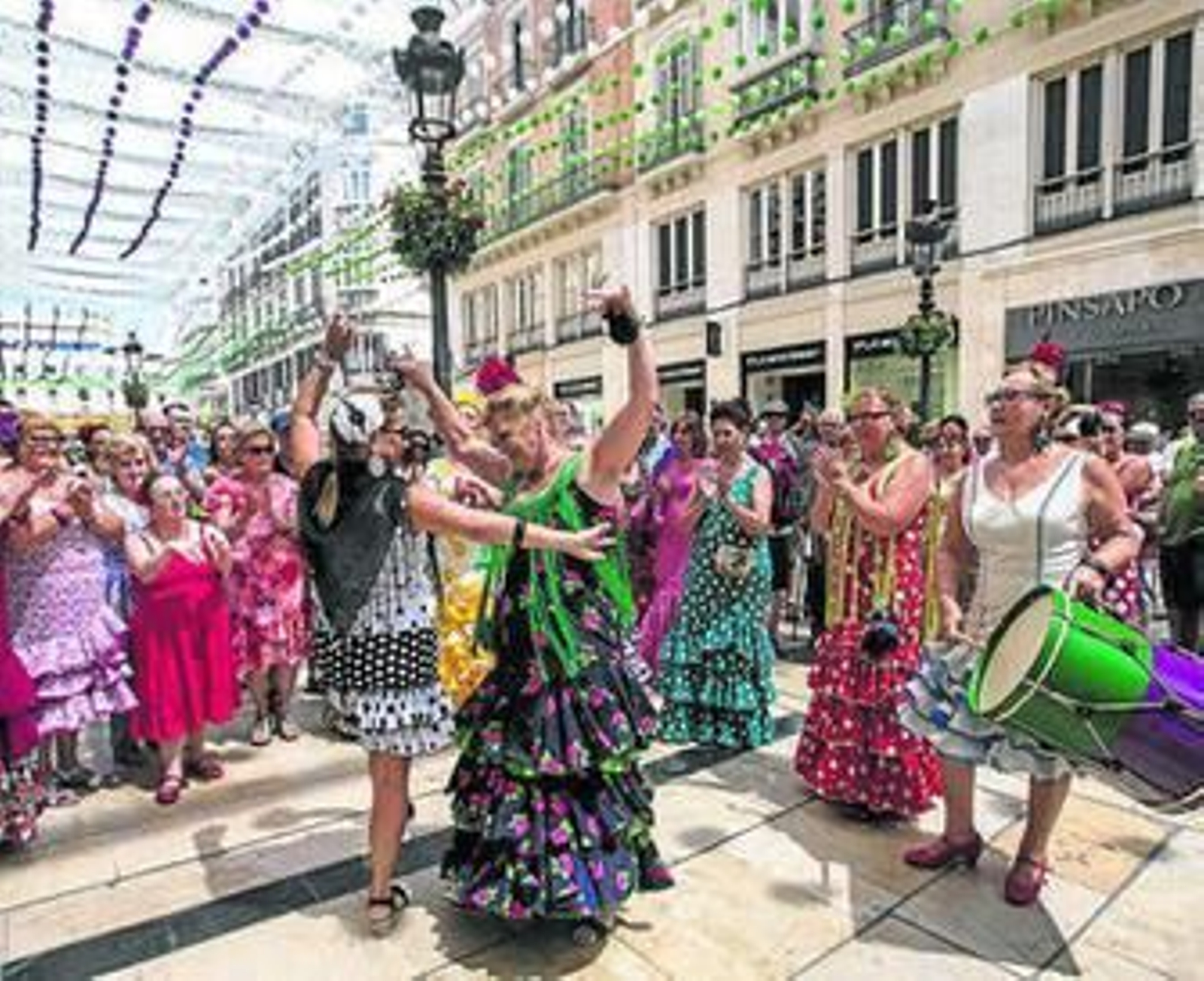 Un baila en la calle Larios al son del tamboril.