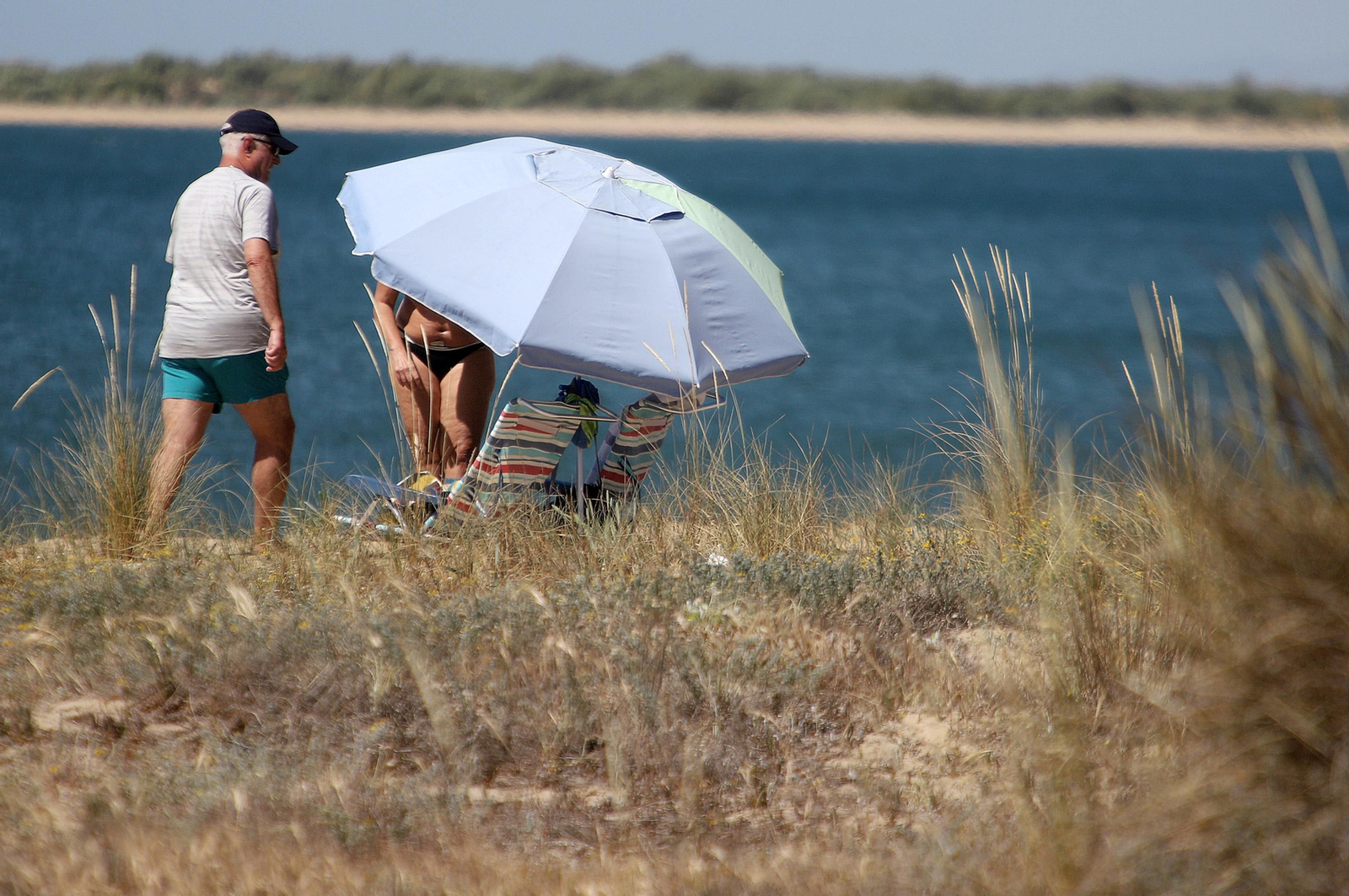Imágenes del ambiente en la playa en la mañana del domingo en Huelva