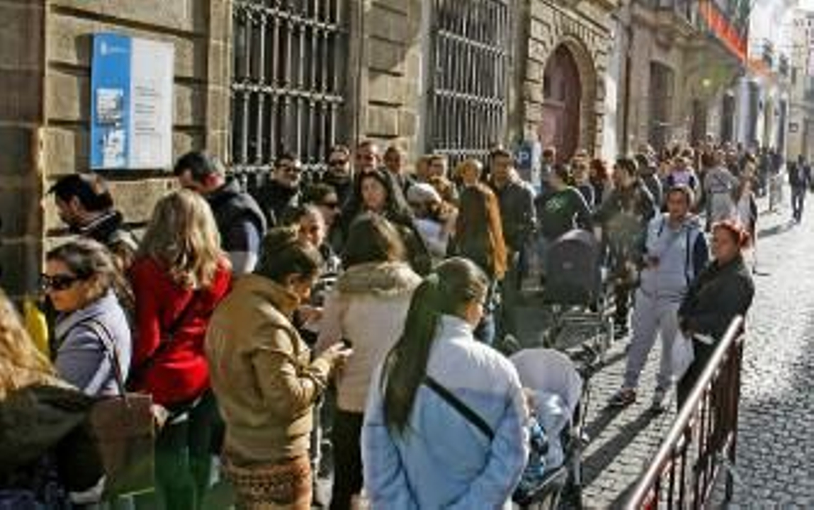 Largas colas para optar a un trabajo de peón a tiempo parcial y por tres meses