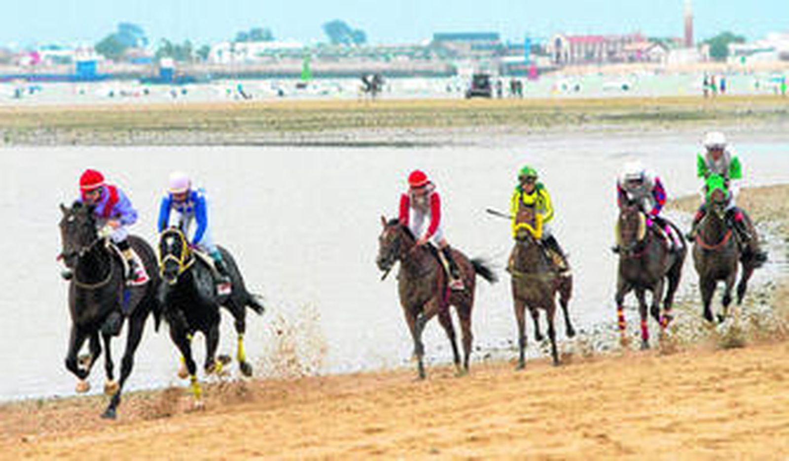 Las carreras de caballos volvieron un año más a la arena de las playas sanluqueñas para deleite de miles de aficionados.