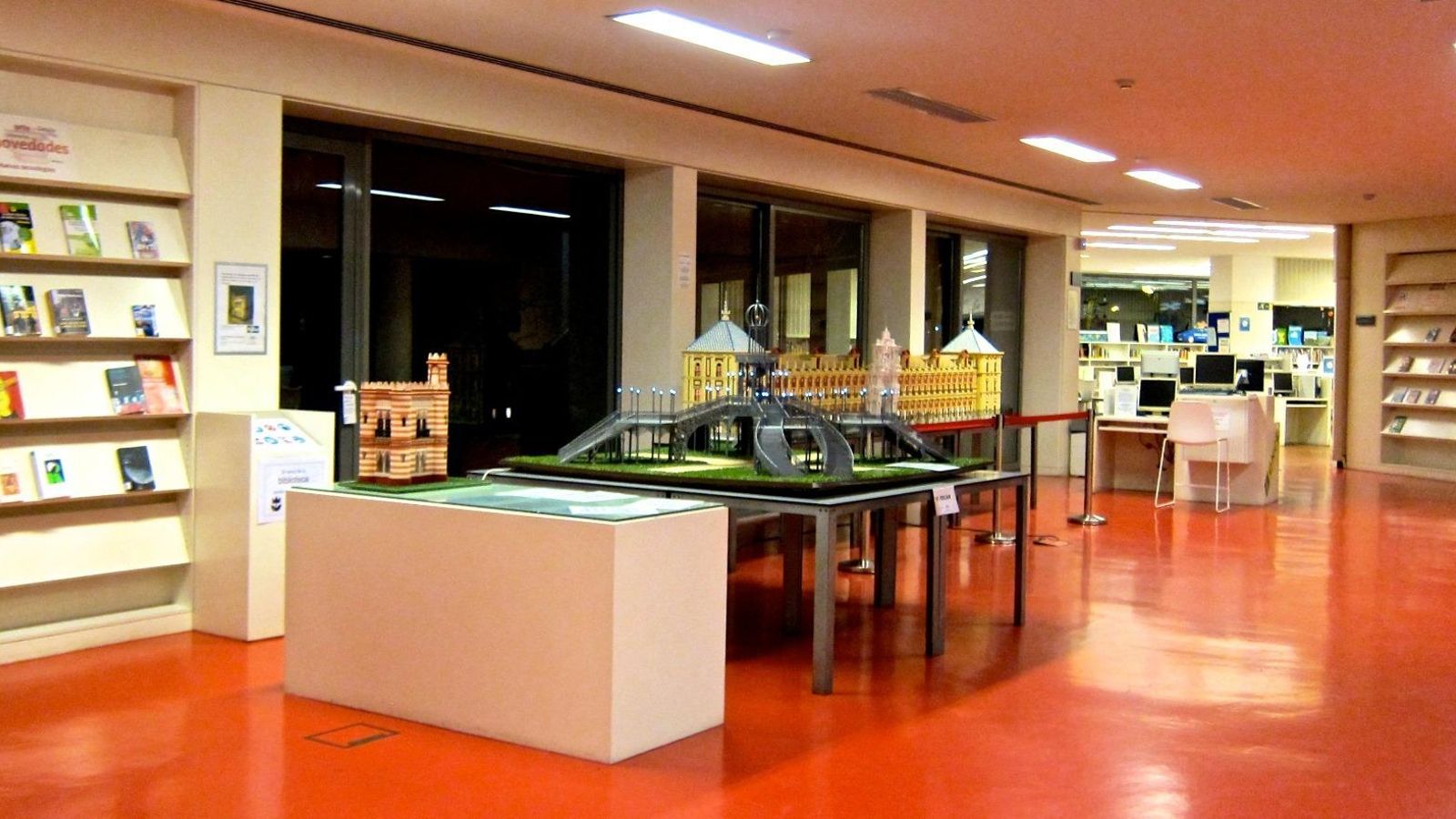 Maquetas del Costurero de la Reina, la Pasarela y el Palacio de San Telmo expuestas en la biblioteca.