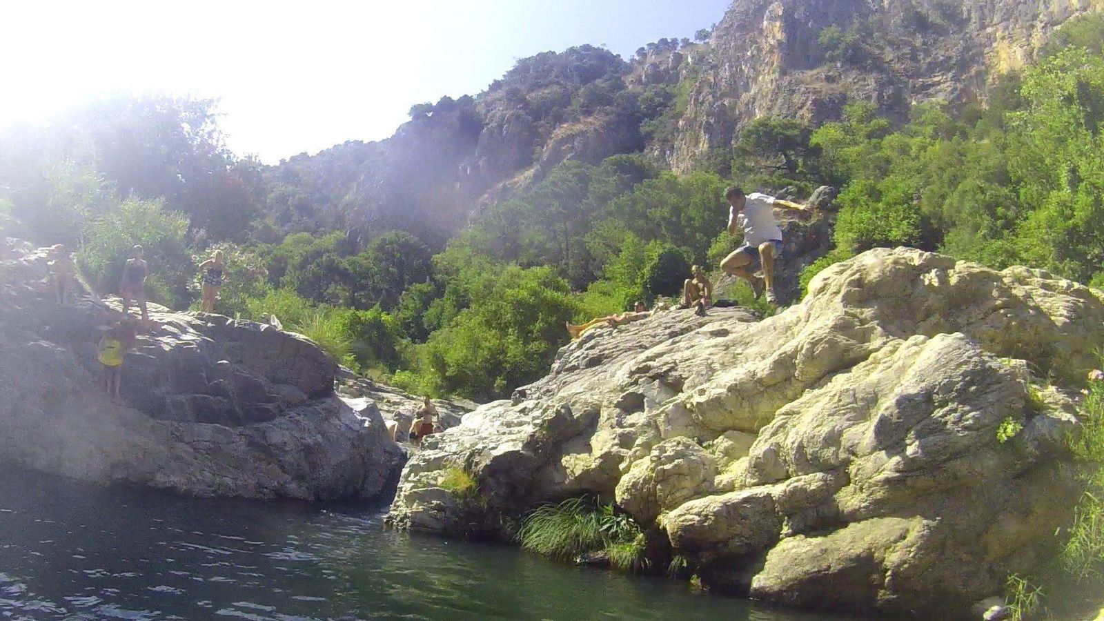 Saltar a la poza del principio de la senda es casi una tradición.