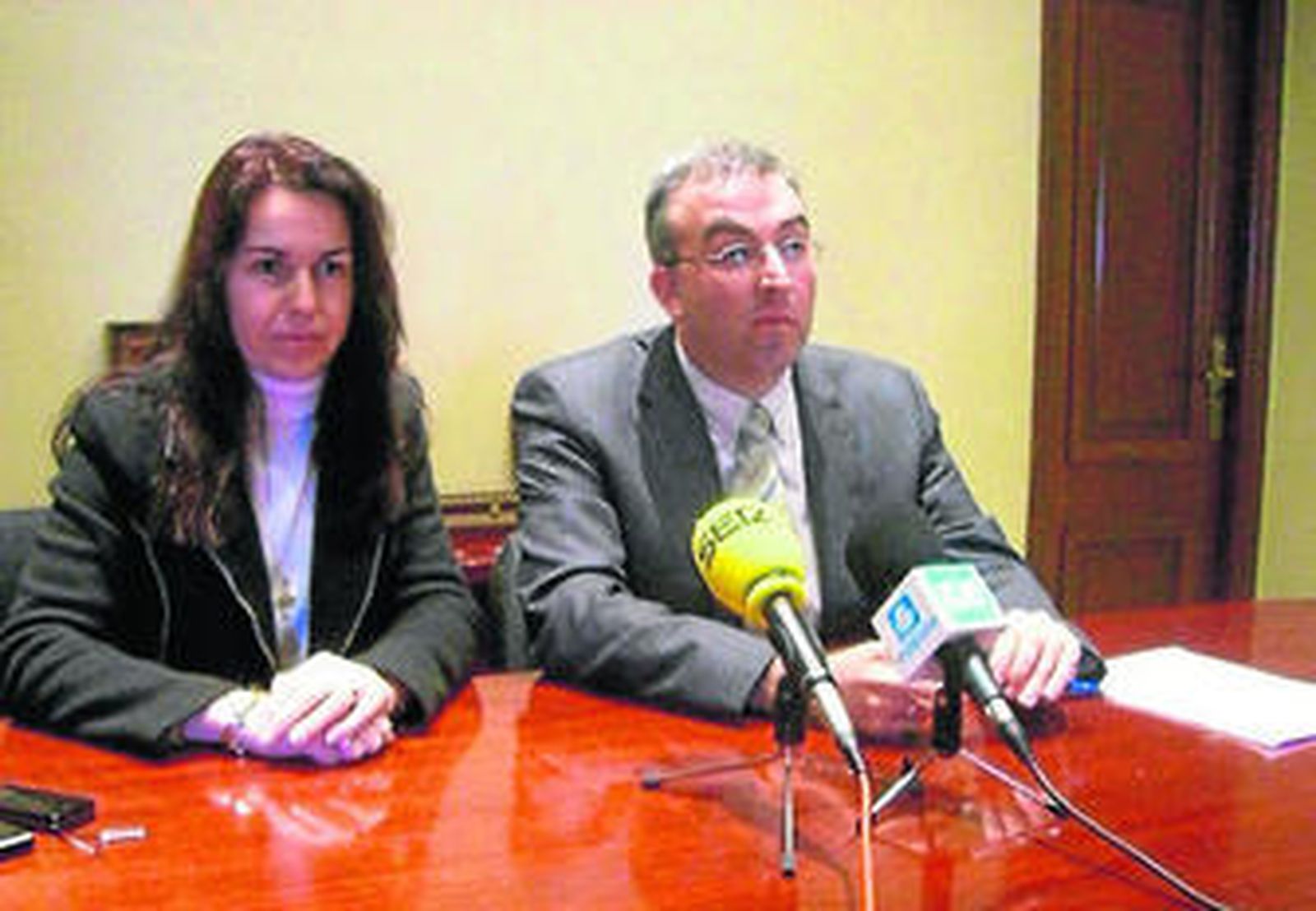 Francisca Bernal, junto al alcalde, David Valadez.