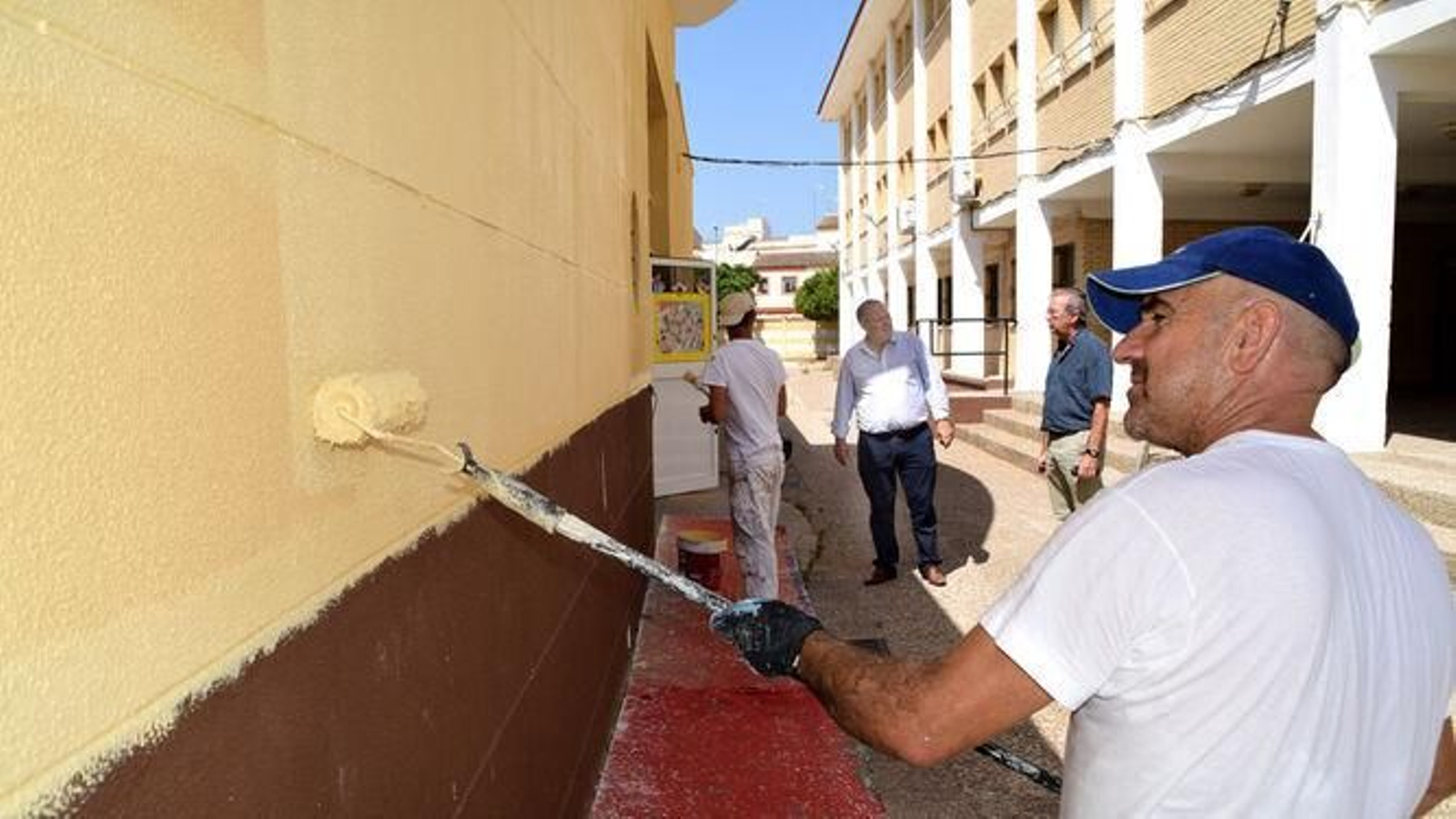 Trabajos de pintura en un colegio, en una imagen de archivo.
