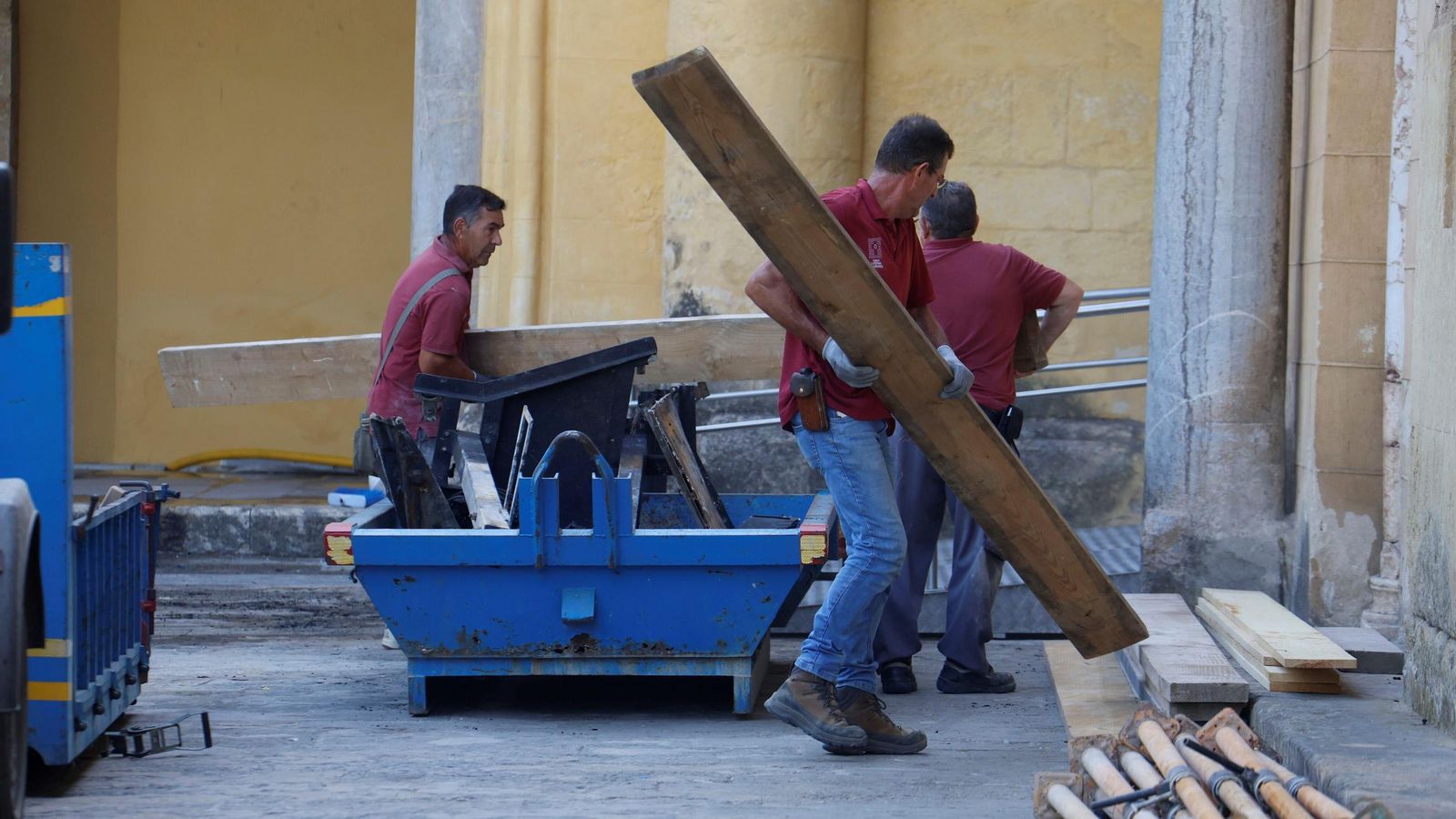 Operarios meten tablas en la Mezquita para apuntalar las zonas afectadas por el incendio.