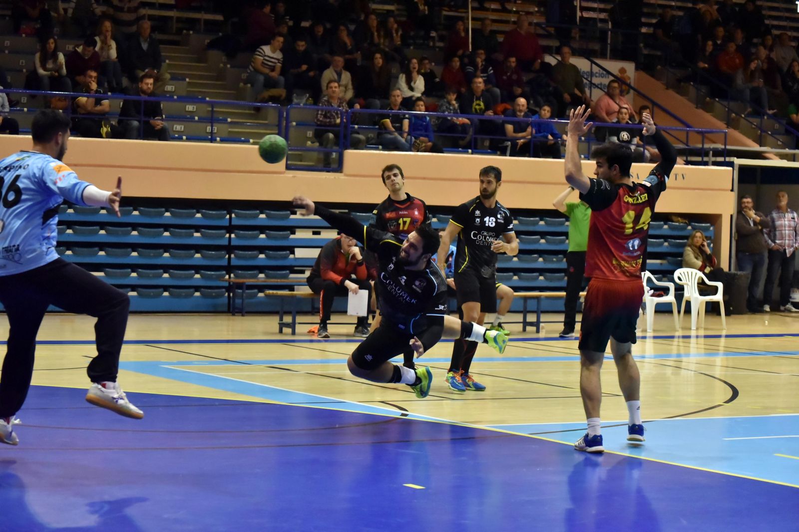 El algecireño Alonso Ruiz lanza a la portería del Triana, ayer.