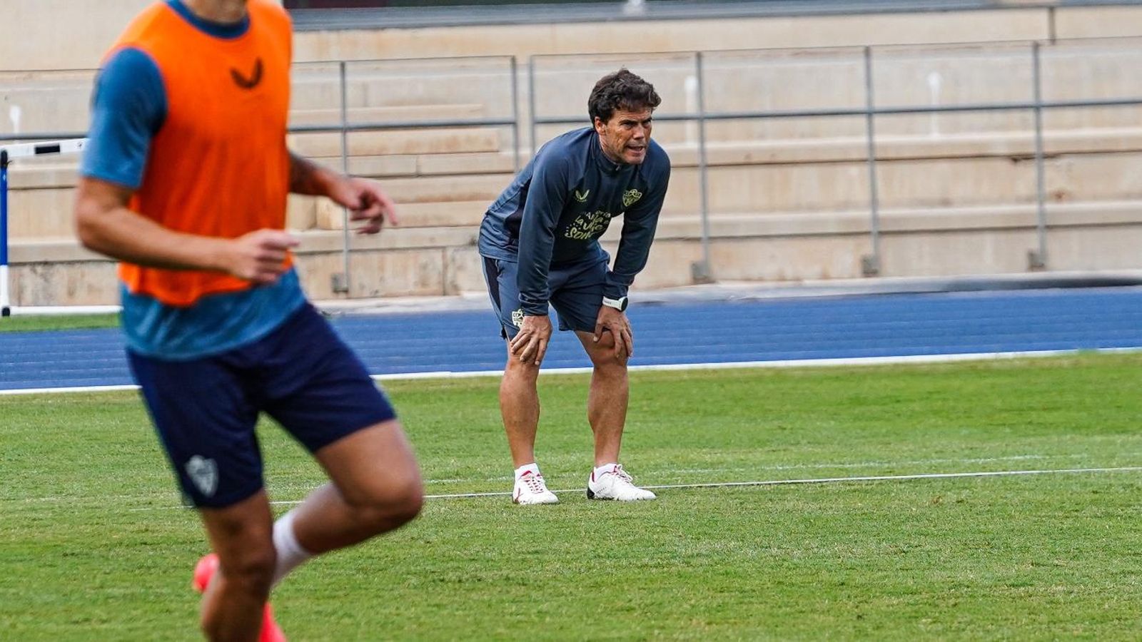 El preparador rojiblanco sigue atentamente a sus futbolistas.
