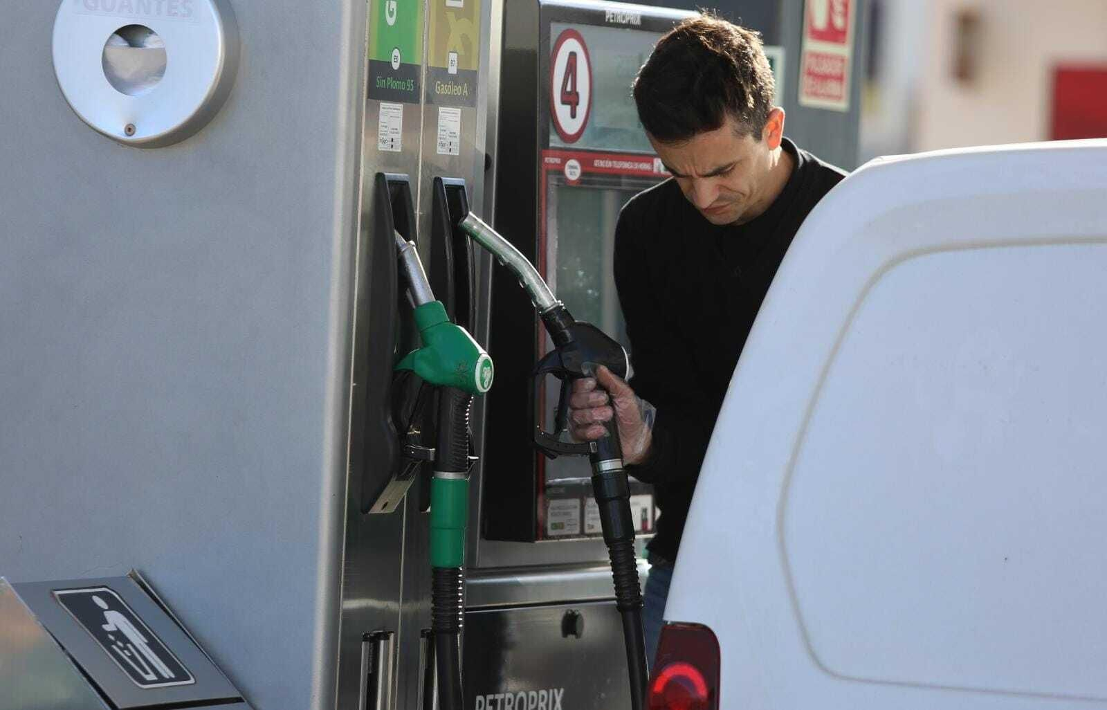 Las fotos del primer día de gasolina bonificada en Málaga