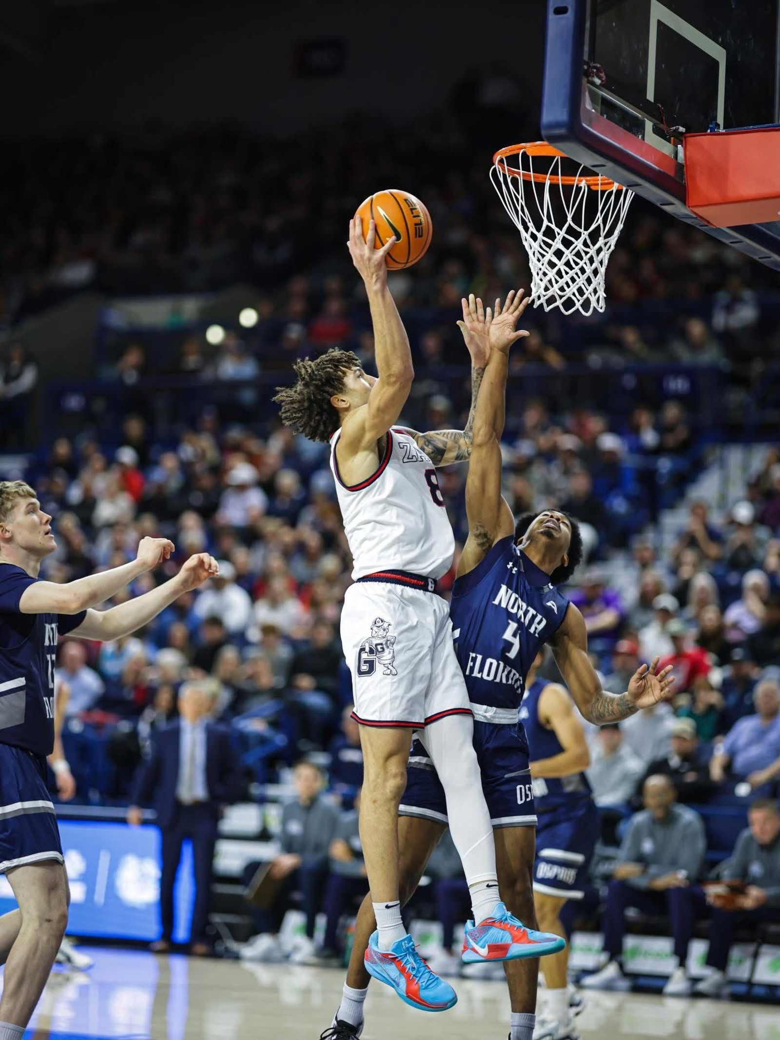 Mario Saint-Supéry, 13 puntos y siete asistencias en la NCAA