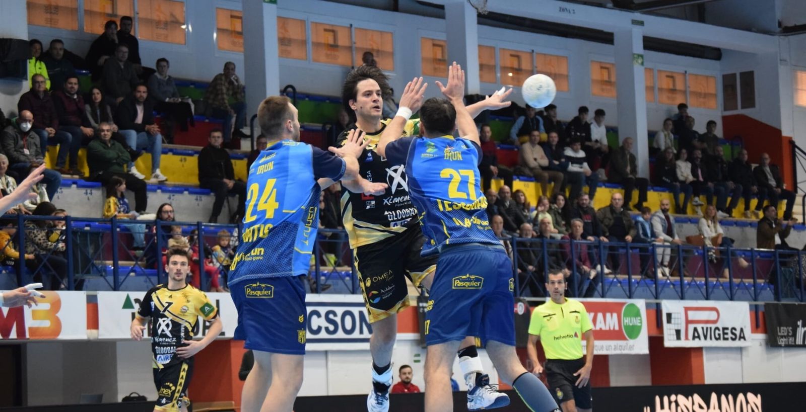 Luisfe Reina suelta la bola ante la presión de dos jugadores del Bidasoa Irún.