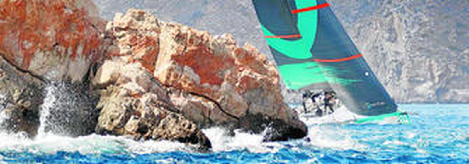 El 'Quantum' navega muy pegado a las rocas del Cabo de Aguas durante la prueba disputada ayer.