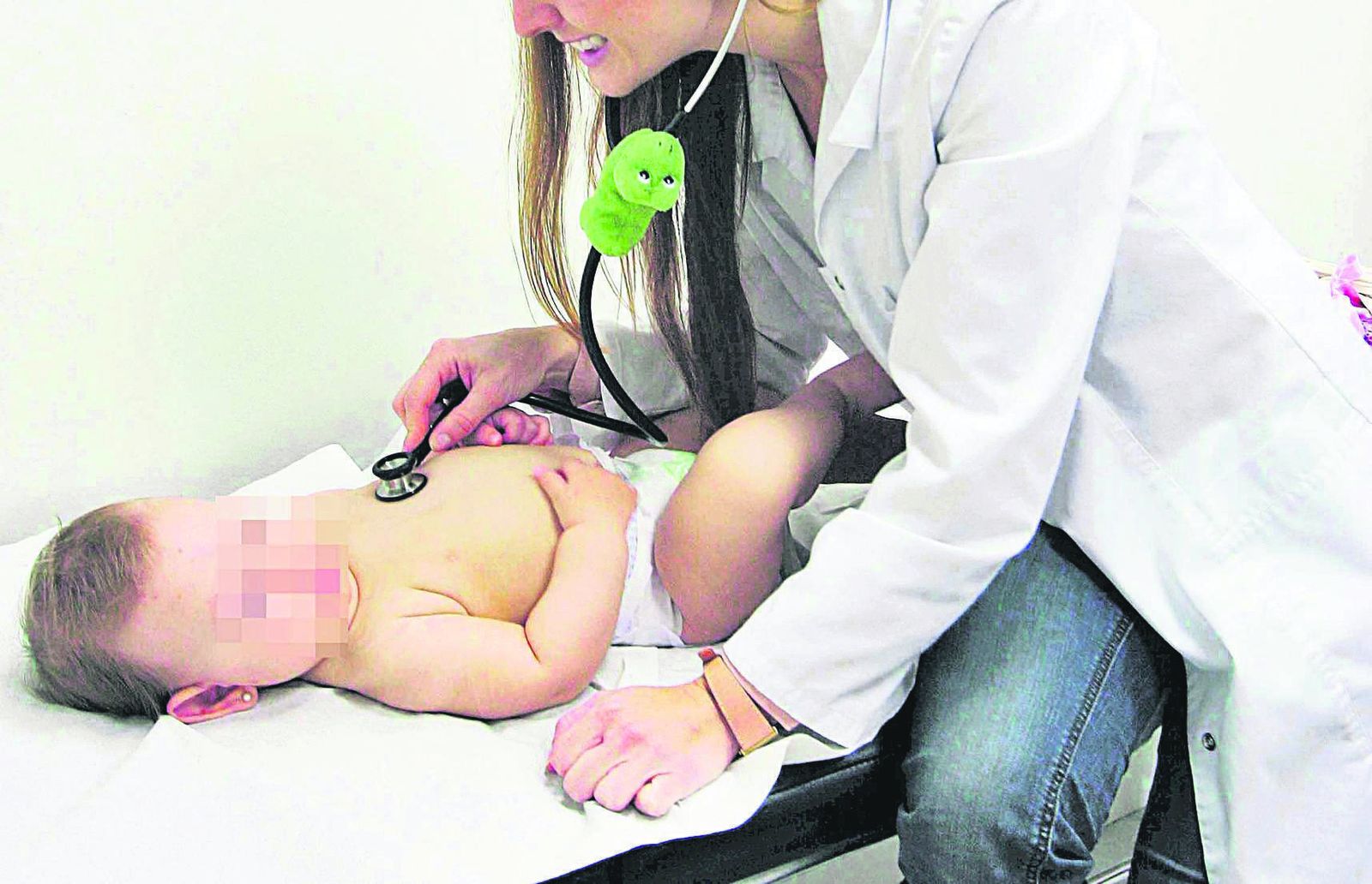 Una pediatra atiende a un bebé en consulta, en una imagen de archivo.