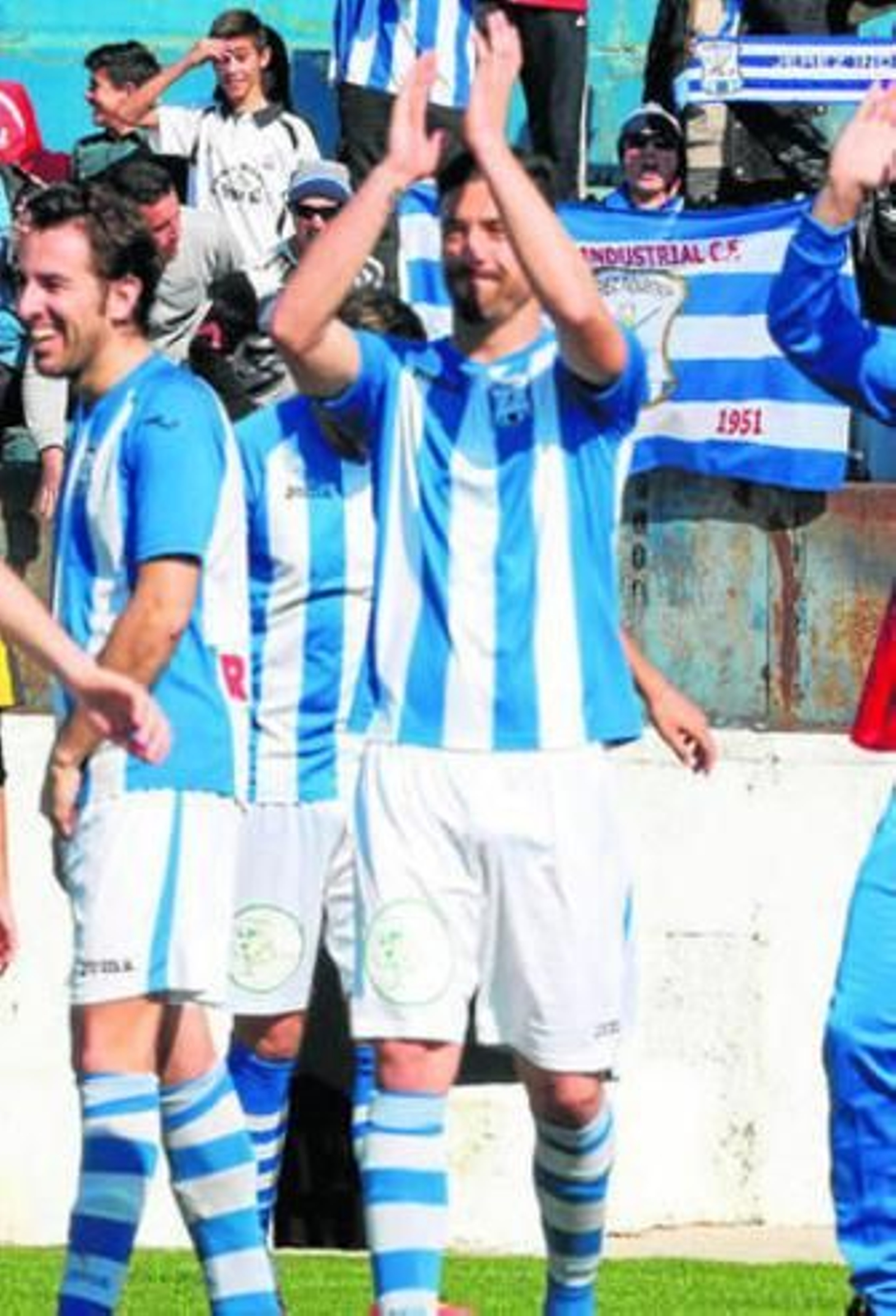 José Carlos saluda a la afición tras la victoria ante el San Roque B.