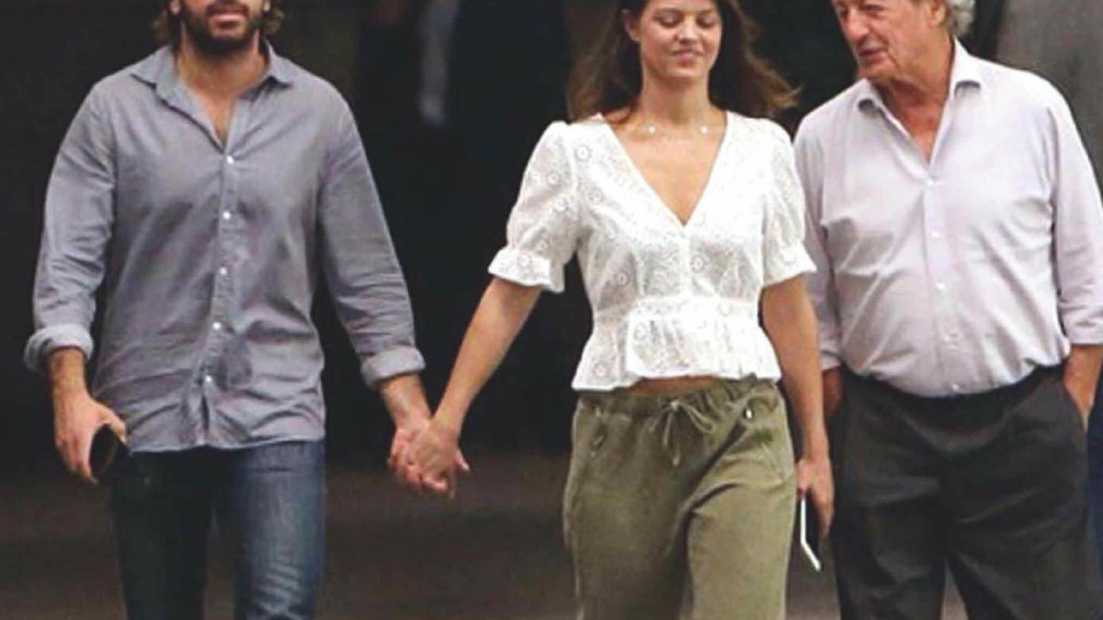 Álvaro Falcó e Isabelle Junot con el padre de ella, Philippe Junot.