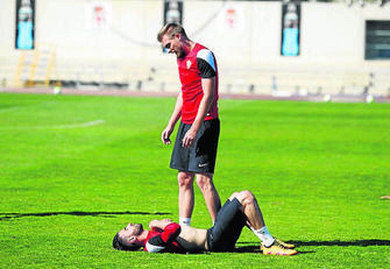 Saveljich se interesa por el estado de Chuli en un entrenamiento.