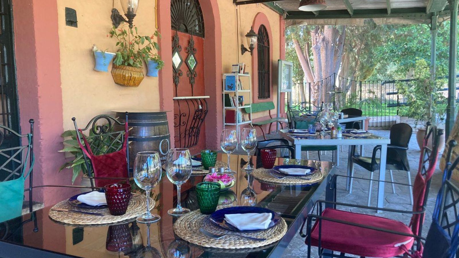 La terraza del restaurante en pleno andén
