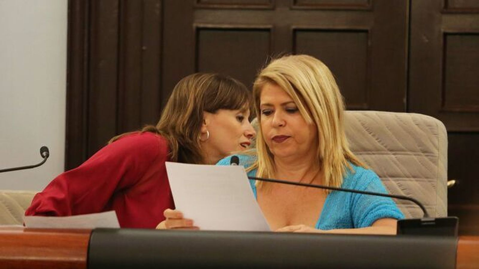 Laura Álvarez junto a la exalcaldesa Mamen Sánchez en un pleno municipal.